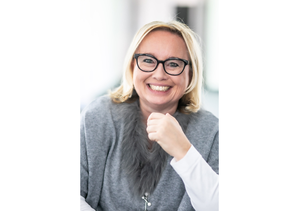 Bild zu Mit Andrea Starzer als persönliche Ansprechpartnerin und Agentur Partnern haben Sie ein starkes Team für Ihren Employer Brand. Gemeinsam sprechen wir darüber, wo Sie stehen und was Ihre Wünsche sind. Daraus entwickeln mein Team und ich eine individuelle Personalstrategie für Ihr Unternehmen und Arbeitgebermarke.