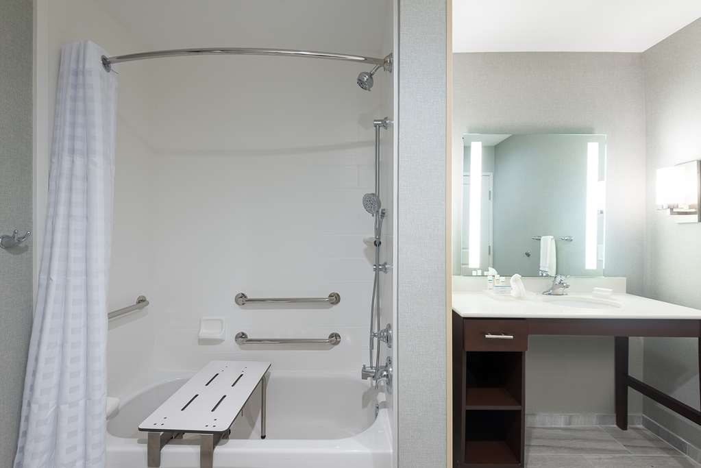 Guest room bath
