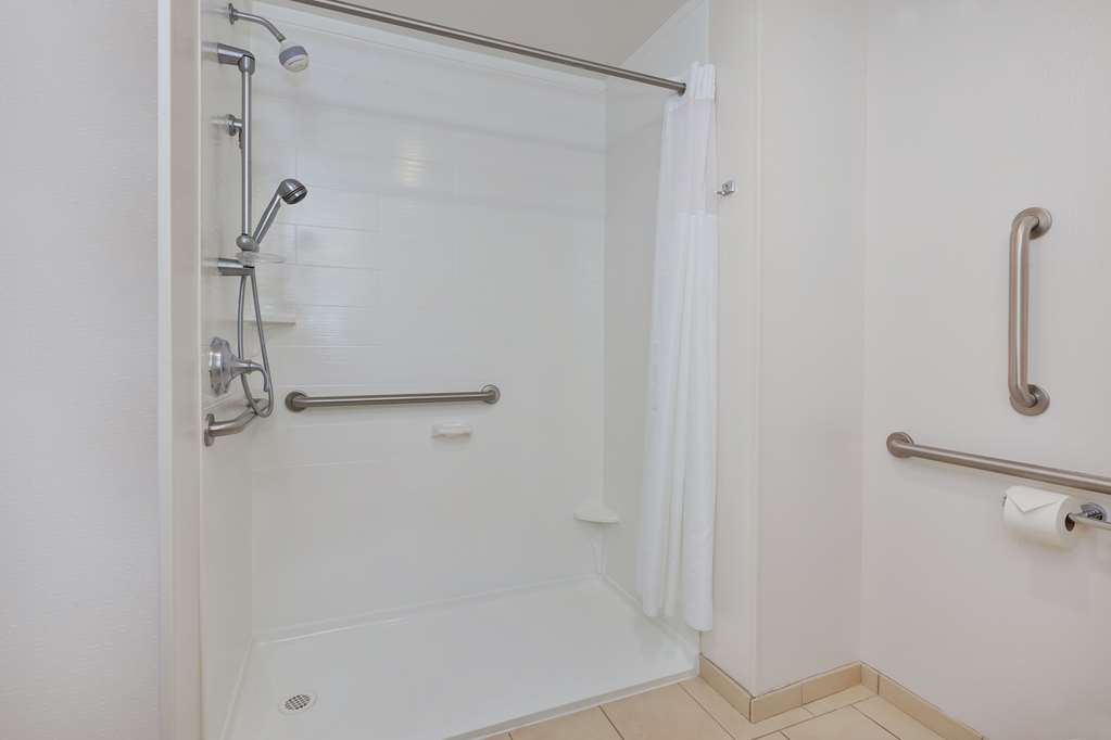 Guest room bath Hampton Inn and Suites Flint/Grand Blanc Flint (810)234-8400