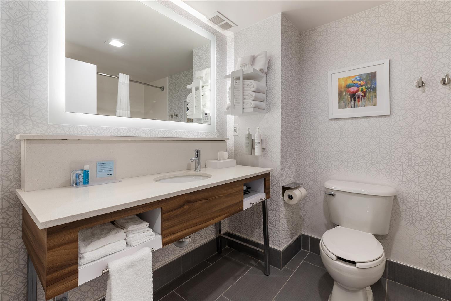 Guest room bath
