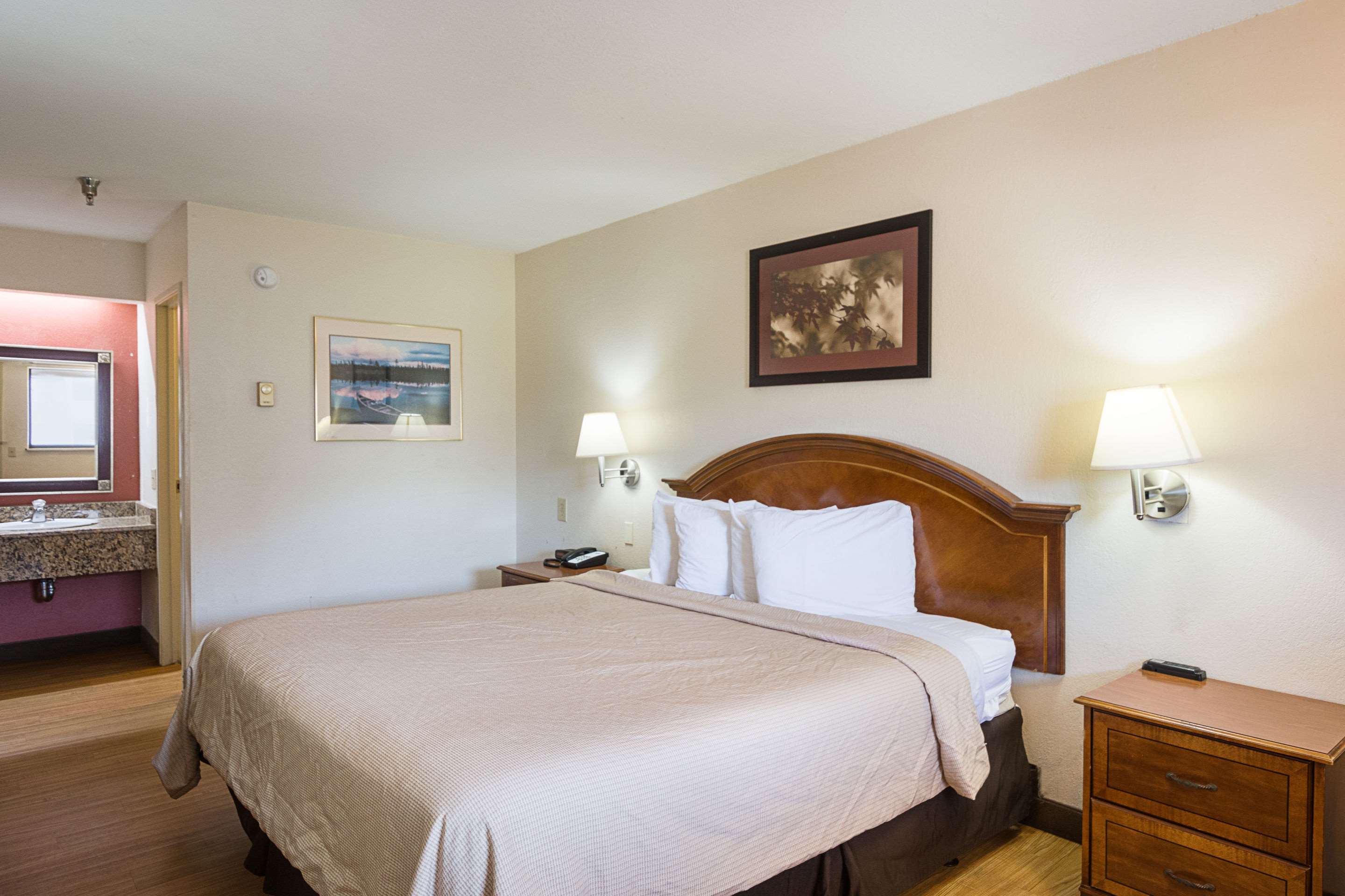 Guest room with one bed