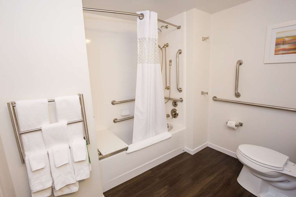 Guest room bath Hampton Inn & Suites Pittsburgh/Harmarville Pittsburgh (412)423-1100