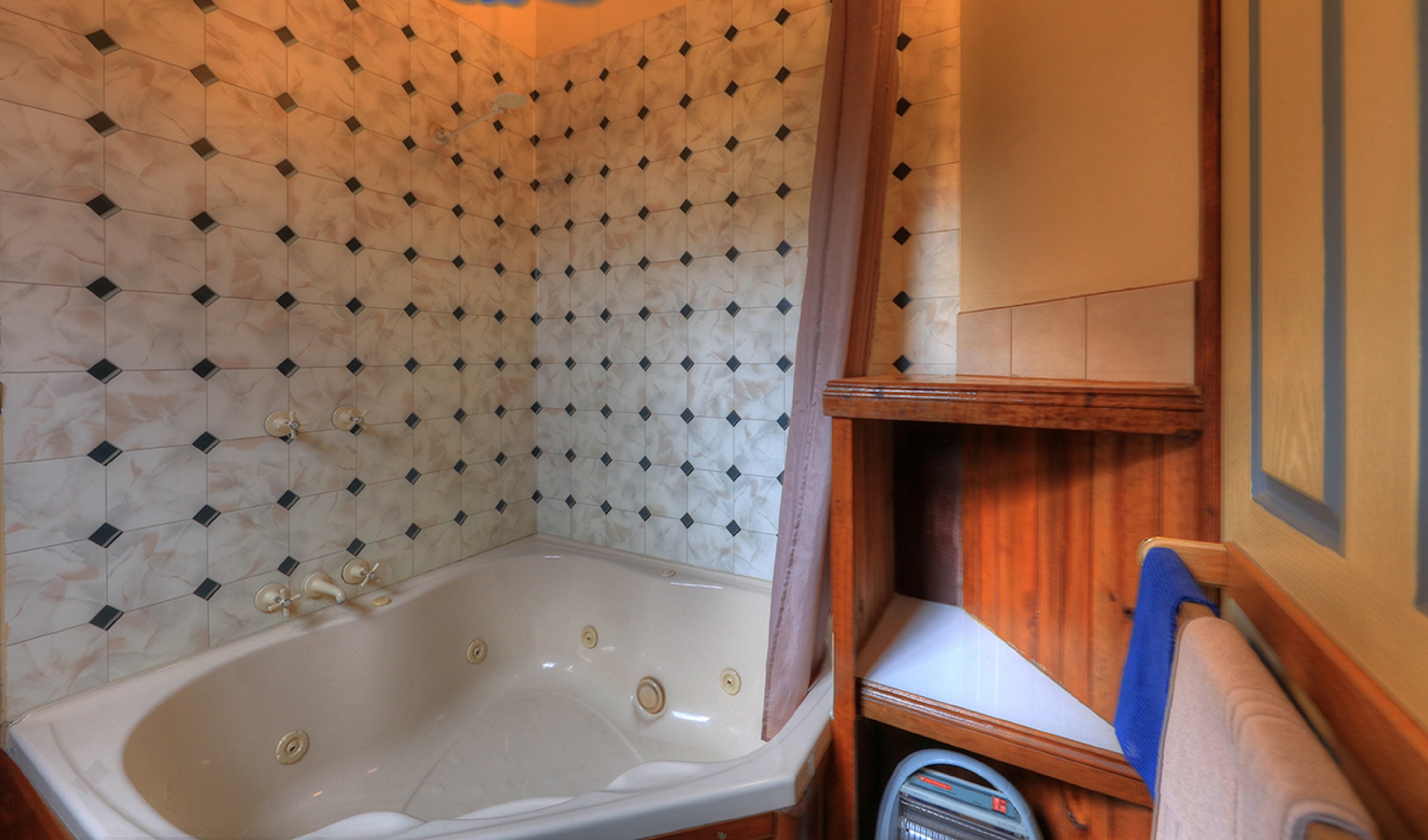 Images Stanley Lakeside Spa Cabins