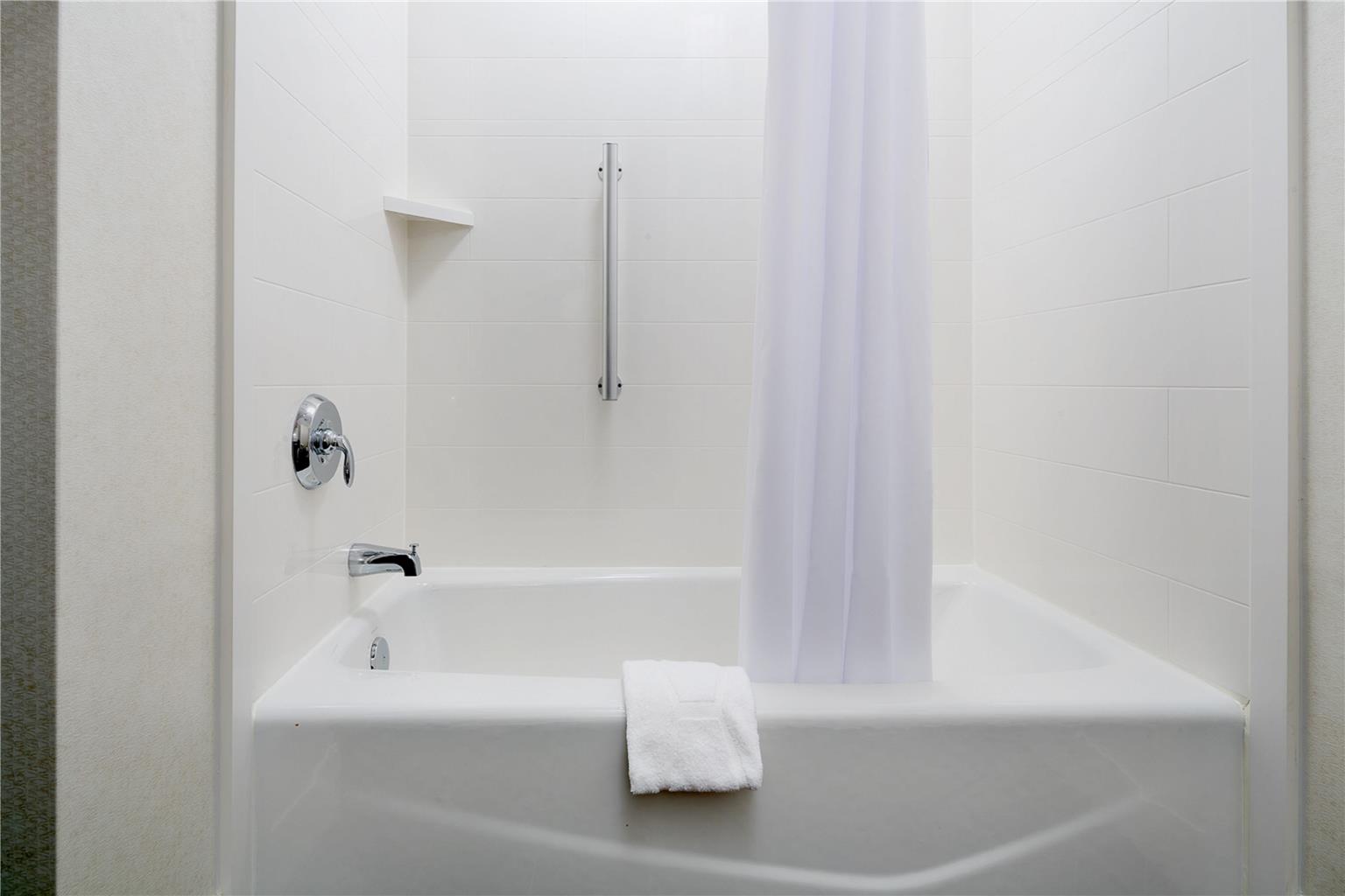 Guest room bath