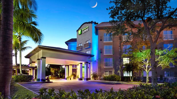 Images Holiday Inn Express & Suites Naples Downtown - 5th Avenue by IHG