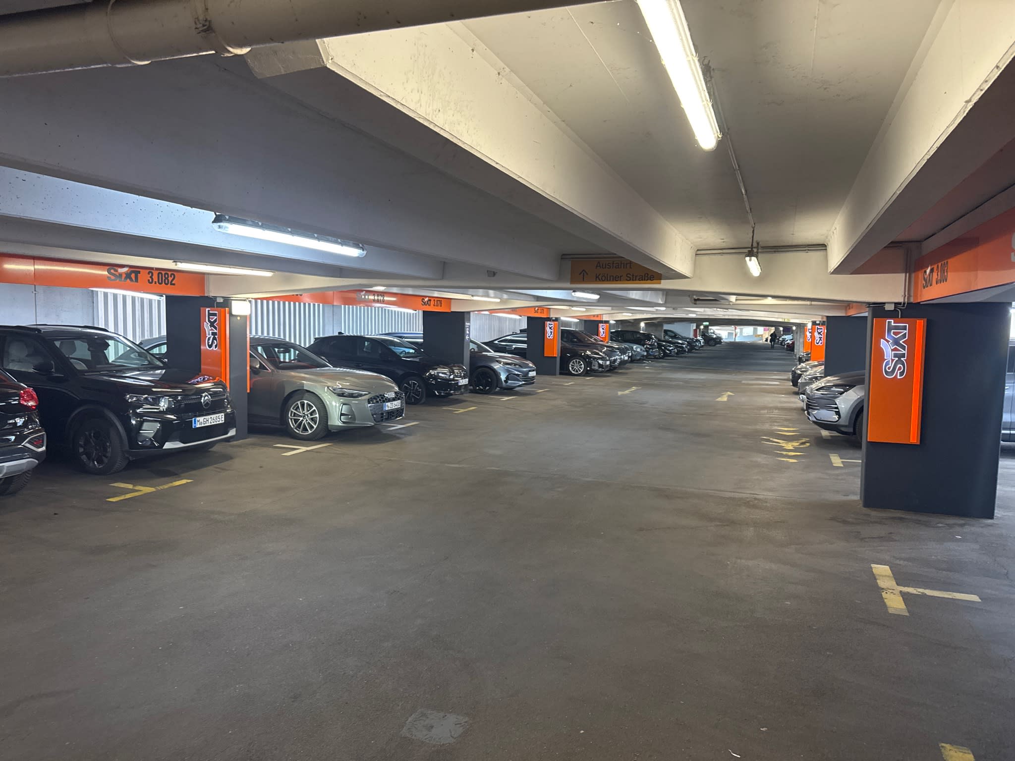 SIXT Autovermietung Düsseldorf Zentrum/HBF, Willi-Becker-Allee 10 in Düsseldorf
