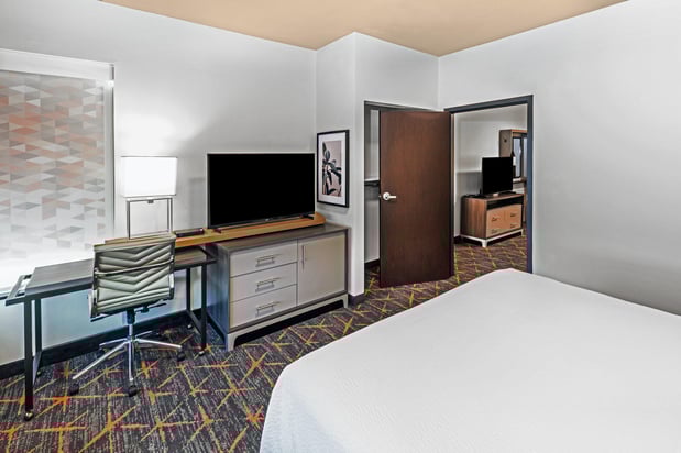 Images Holiday Inn & Suites Tulsa South by IHG