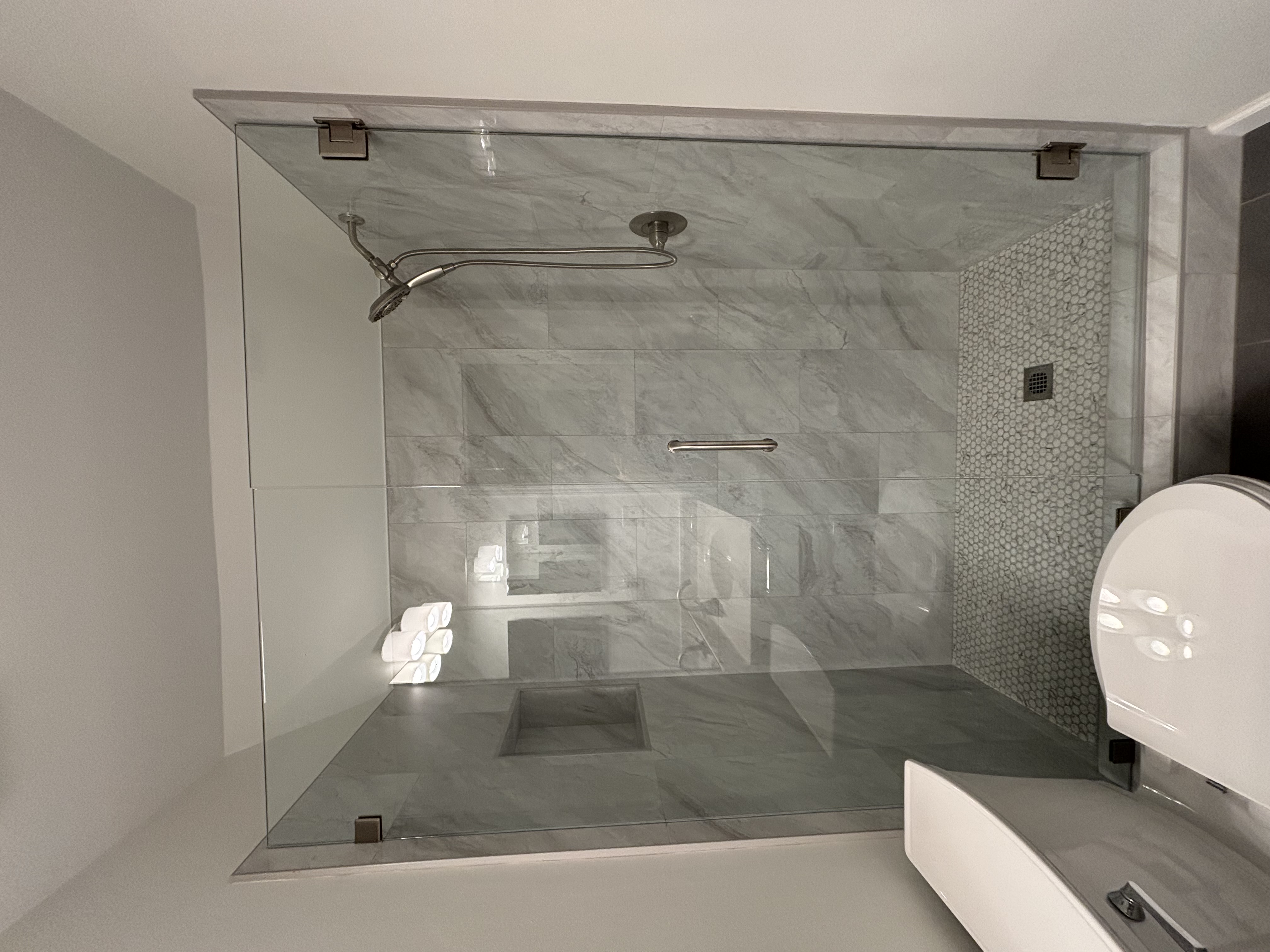 Frameless shower