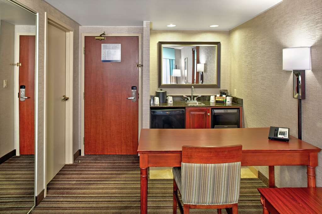Images Hampton Inn & Suites by Hilton Toronto Airport