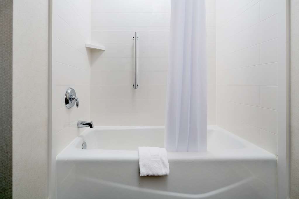 Guest room bath