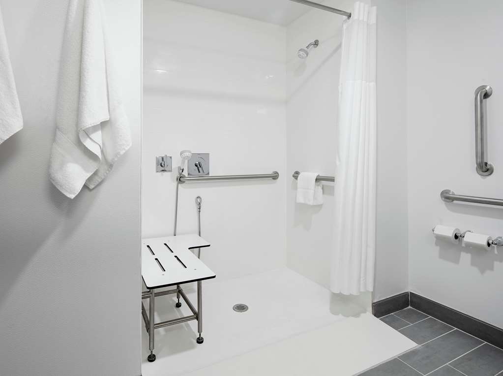 Guest room bath