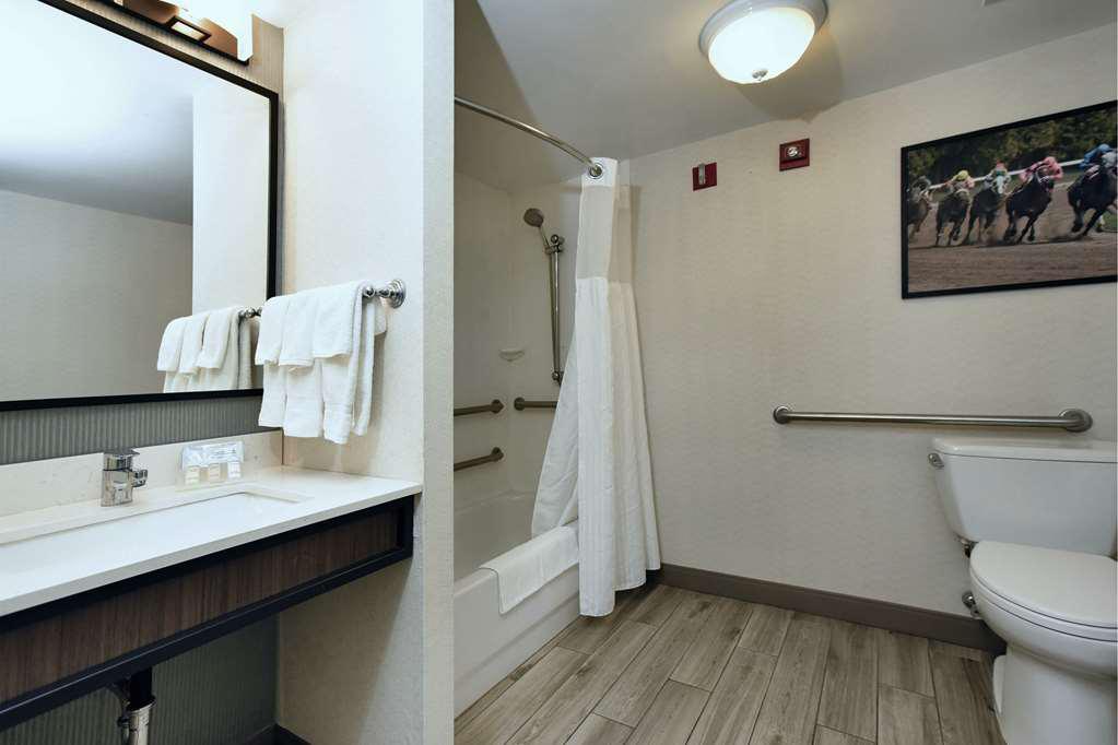 Guest room bath Hilton Garden Inn Saratoga Springs Saratoga Springs (518)587-1500