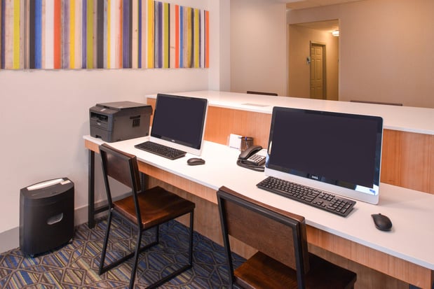 Images Holiday Inn Express & Suites Omaha - 120th And Maple by IHG