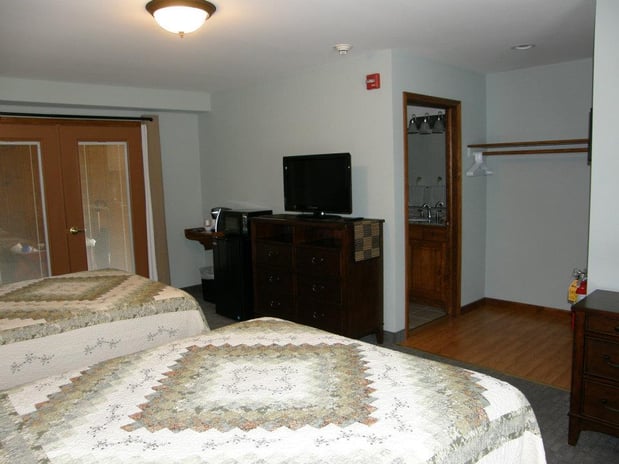 Images Redwood Inn & Suites