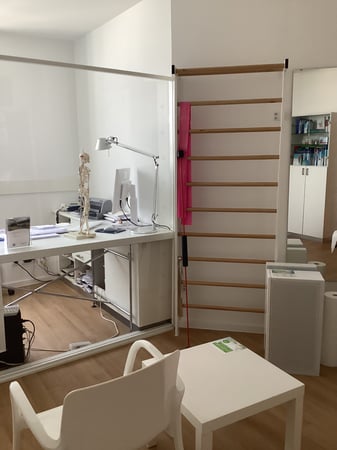 Bilder Arzt Praxis Rückenschmerzen u. Gelenkschmerzen München Pasing