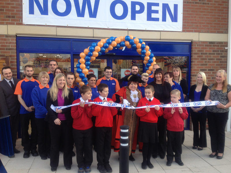 Holderness Road store being opened by Lord Mayor Councillor Anita Harrison and Craven Primary Academy is the chosen charity which we have gratefully donated £250 of B&M vouchers.