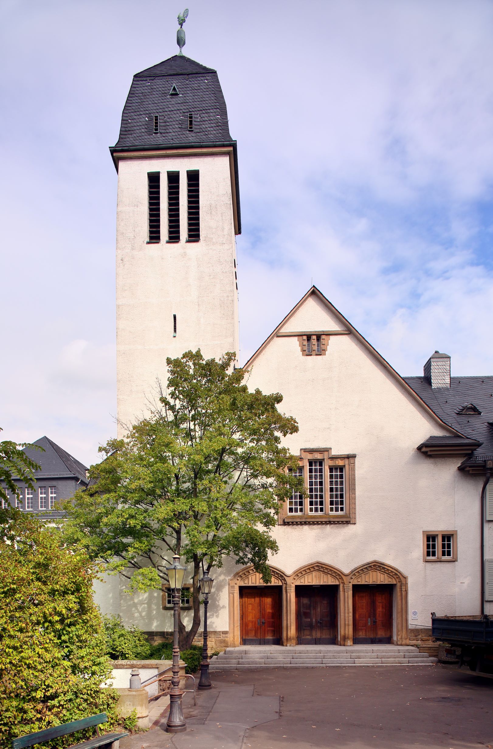 Evangelische Kirche Mainz-Mombach, Pestalozziplatz 2-4 in Mainz