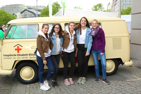 Das gibt es nur bei uns: mit unserem Oldtimer-Bulli auf Tour im Kiez.