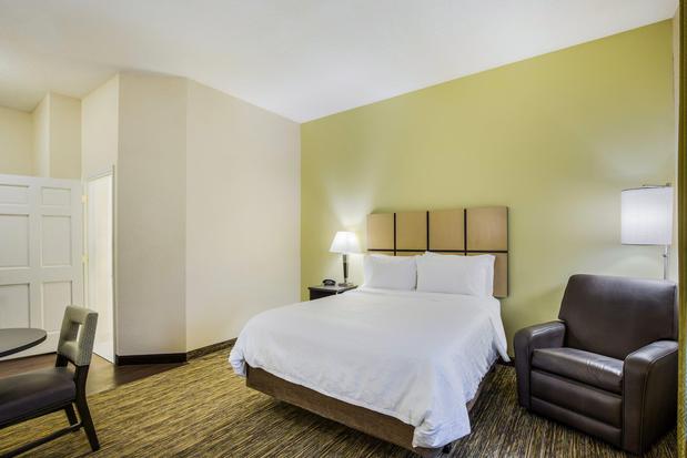 Images Candlewood Suites Virginia Beach Town Center by IHG