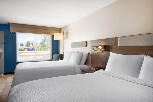 Images Holiday Inn Express Simi Valley by IHG