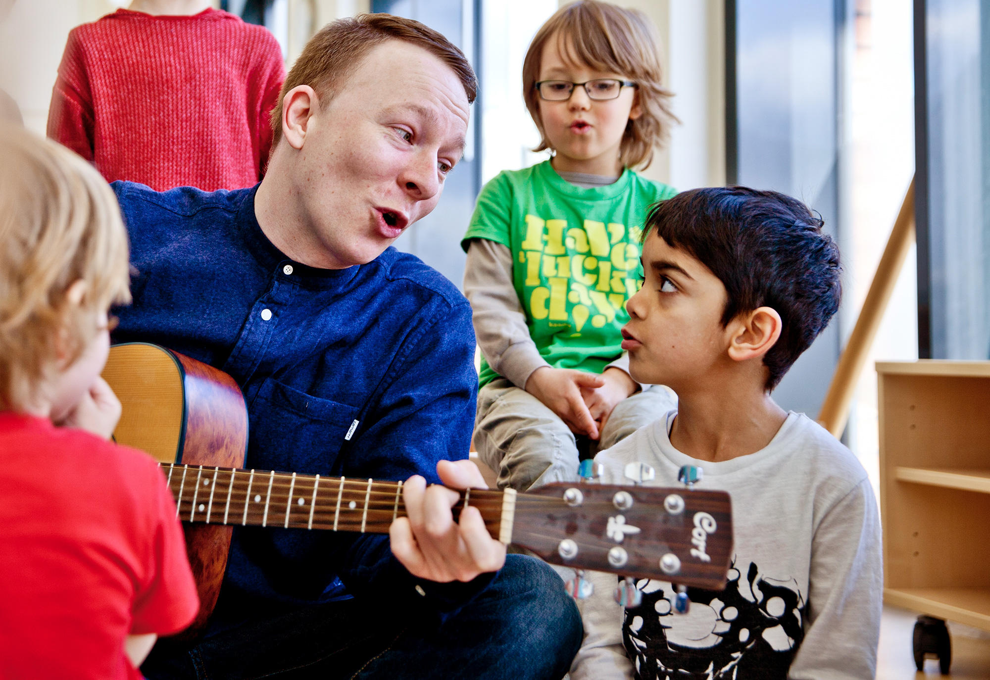 miteinander musik machen singen gitarre spielen lachen pme Familienservice Lernwelten Kita Kinderbetreuungseinrichtung Eltern und Kind