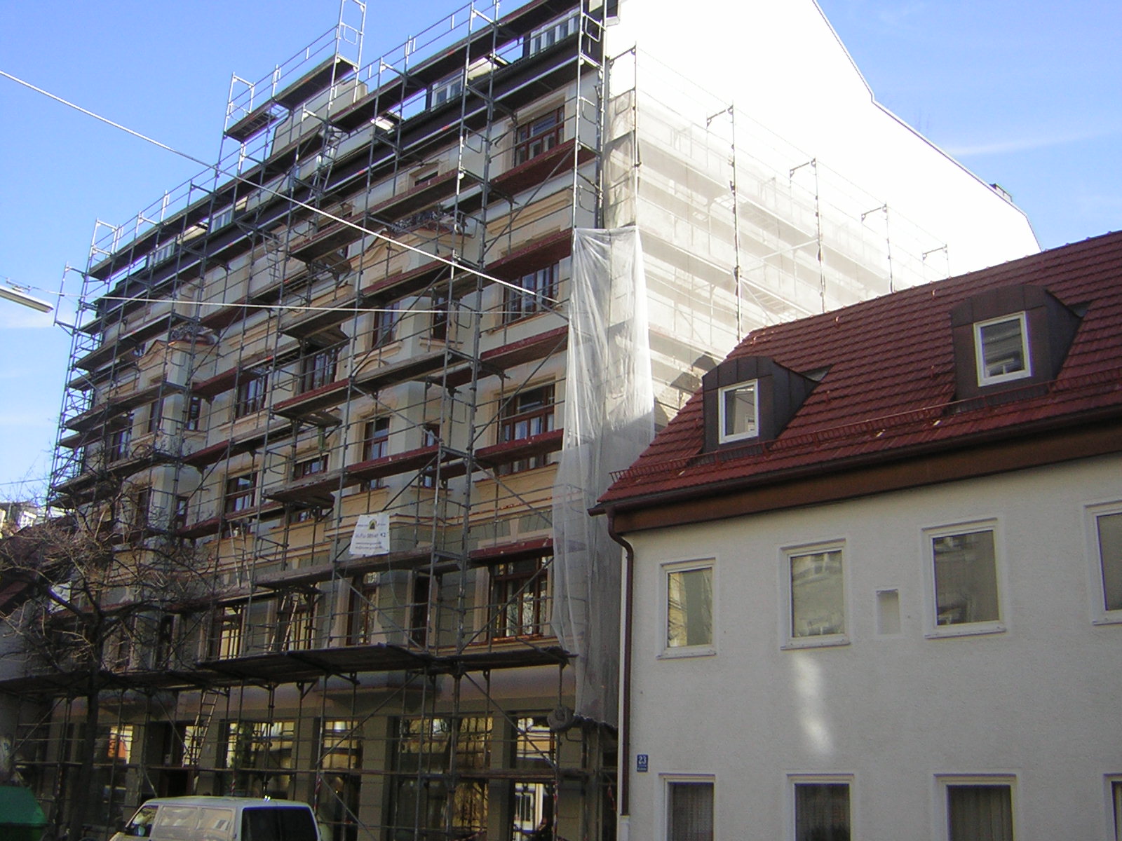 Rotes Haus mit wand - Gerüstbau Brunner GmbH München