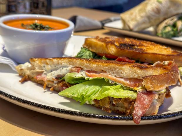 Images 1717 KITCHEN + COCKTAILS