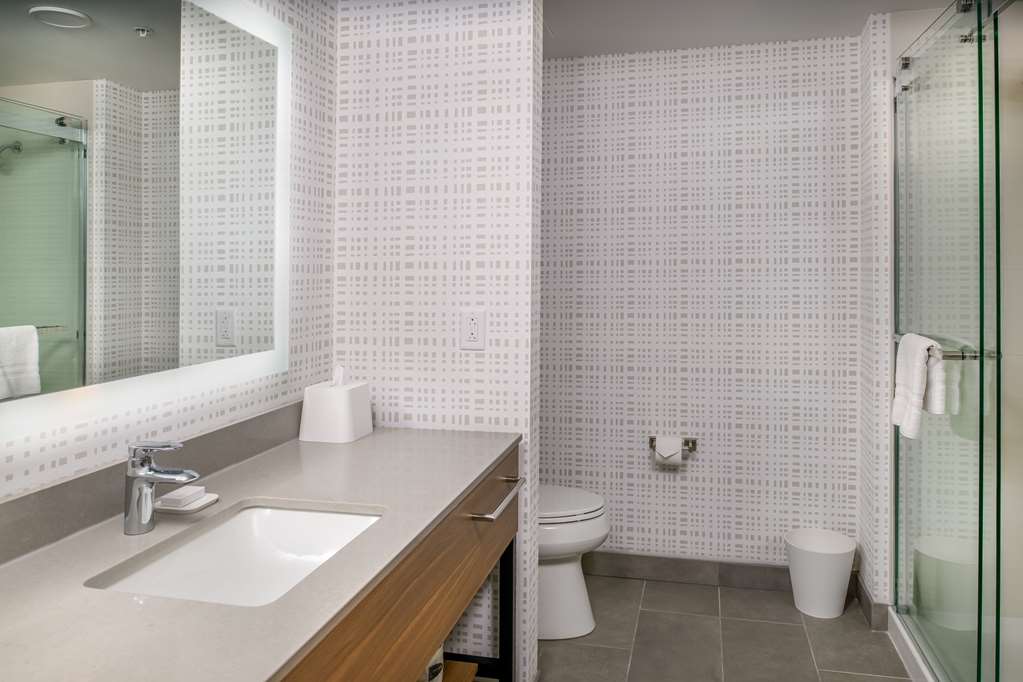 Guest room bath
