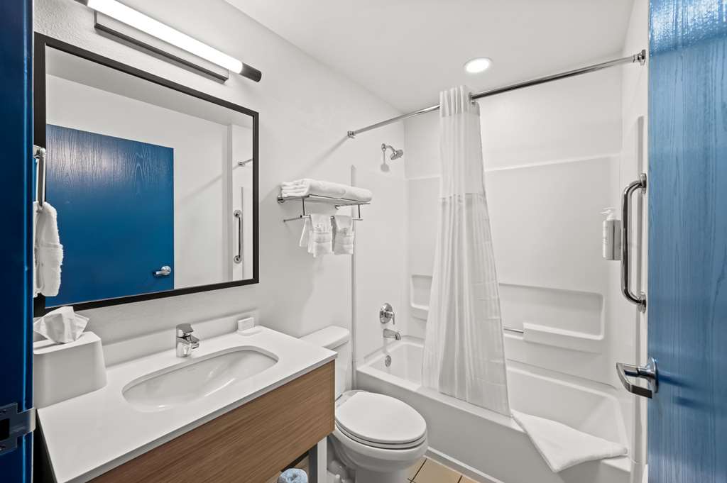 Guest room bath