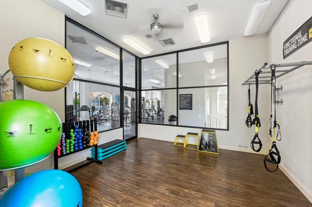 Images Halston World Gateway Apartment Homes
