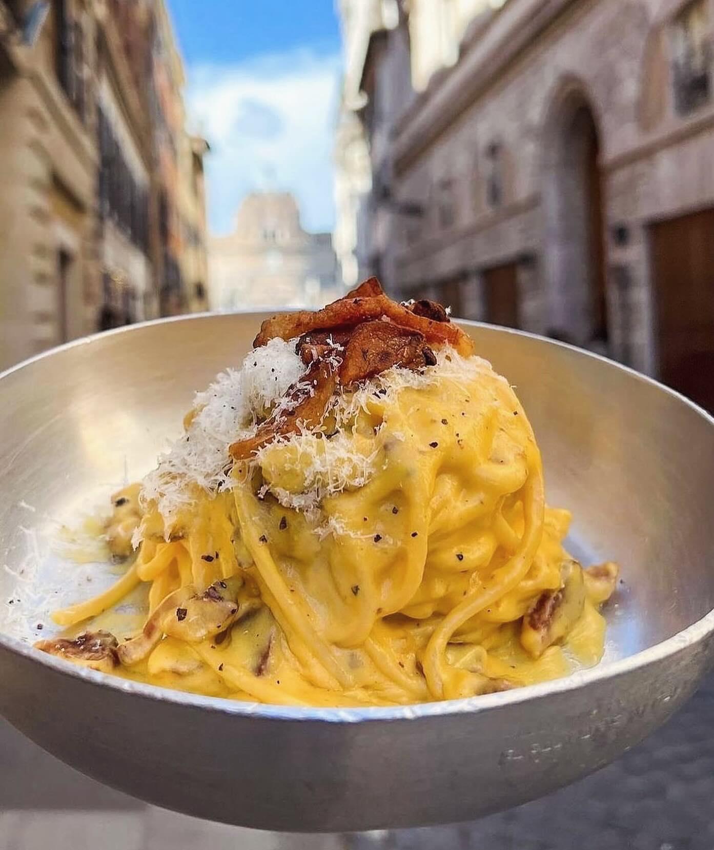 It’s Carbonara Day! 🤤 One of my favorite Roman pasta dishes evaaa. You can guarantee that I’ll be making some today to celebrate 🎉 🕺🏽

“Fidasse è bene, na carbonara è mejo!”

“Trust is good, carbonara is better!”

#carbonaraday #carbonararomana #pasta #ny #semprelaziomerda 💛❤️