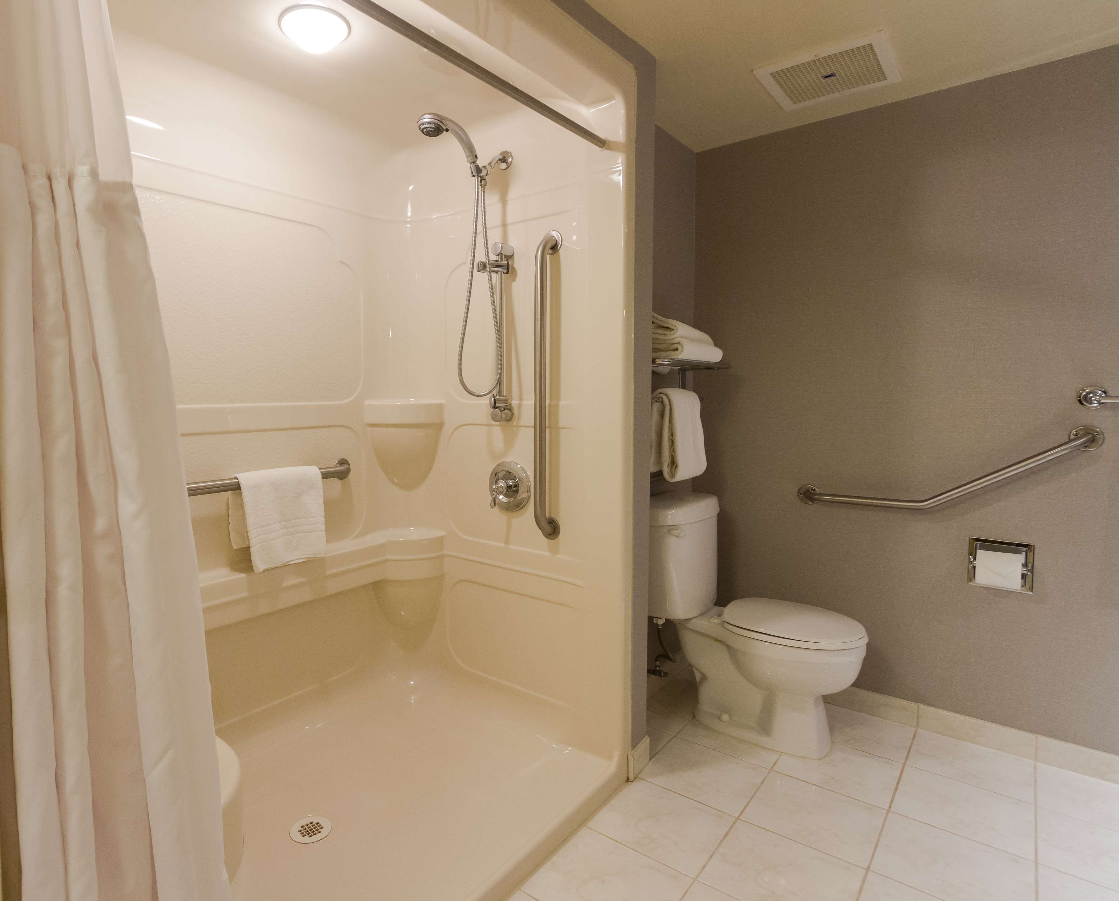 Mobility Accessible King Bathroom Best Western Plus The Arden Park Hotel Stratford (519)275-2936