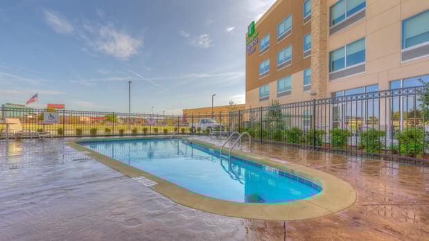 Images Holiday Inn Express & Suites Tulsa Midtown by IHG