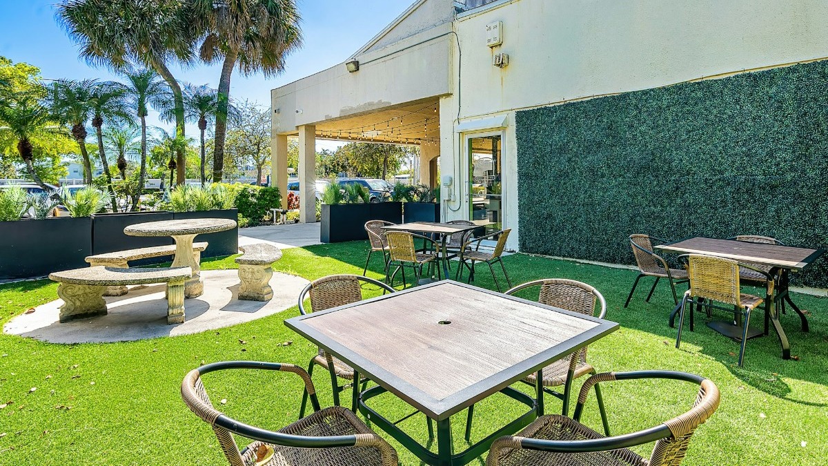 Enjoy the beautiful Florida weather with treats from the cafe at Cakes D' Sabores near Delray Beach. 