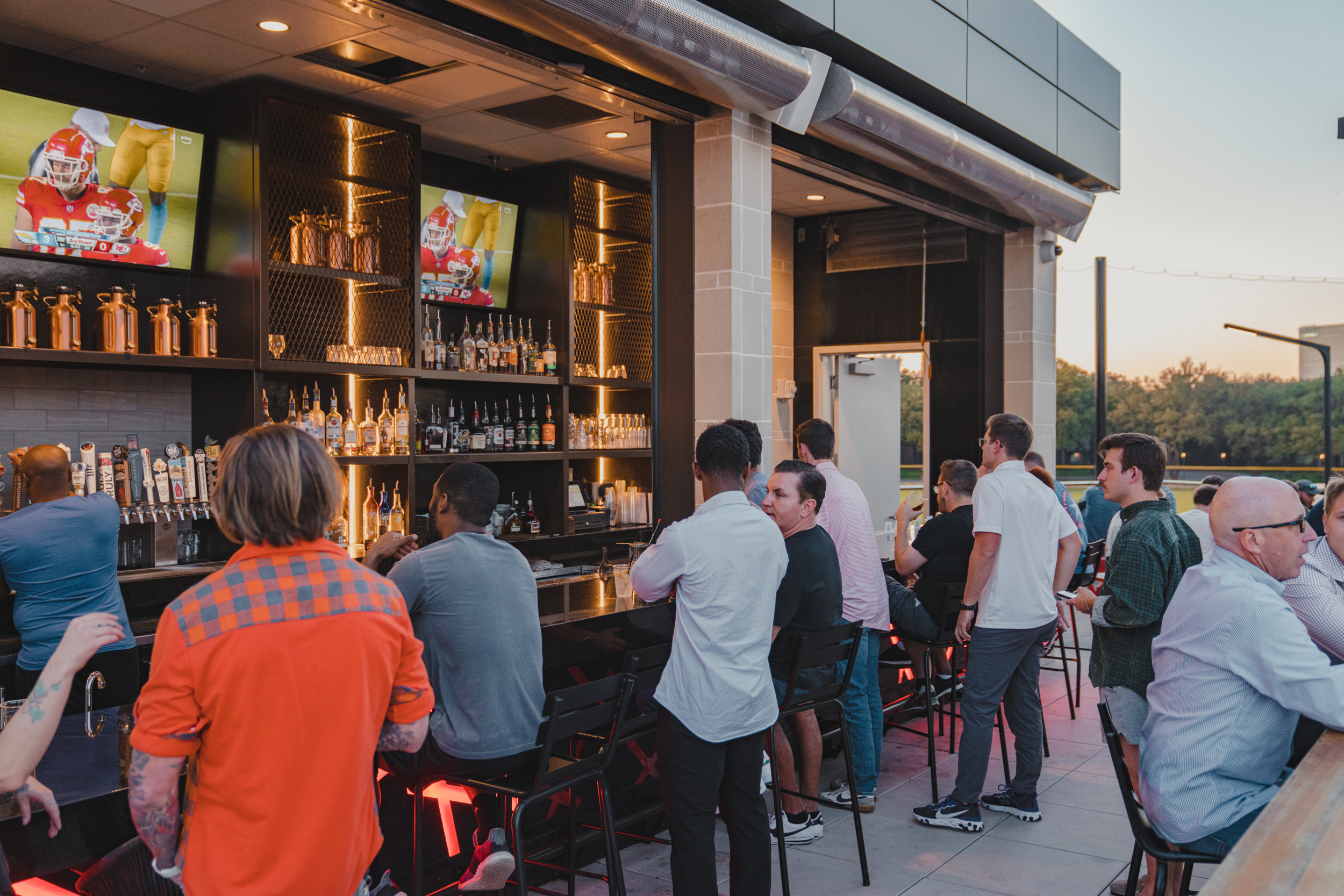 Rooftop bar in Dallas offering skyline views, cocktails, and a lively atmosphere perfect for evenings out and social gatherings.