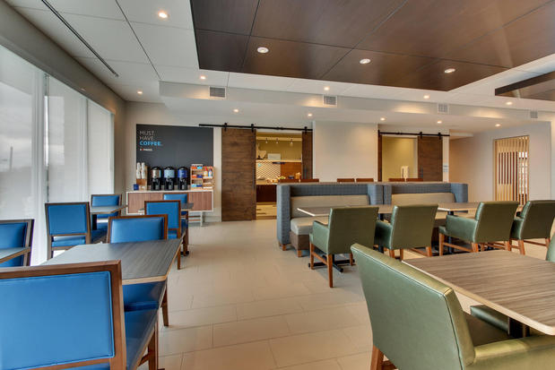 Images Holiday Inn Express & Suites Nashville Metrocenter Downtown by IHG