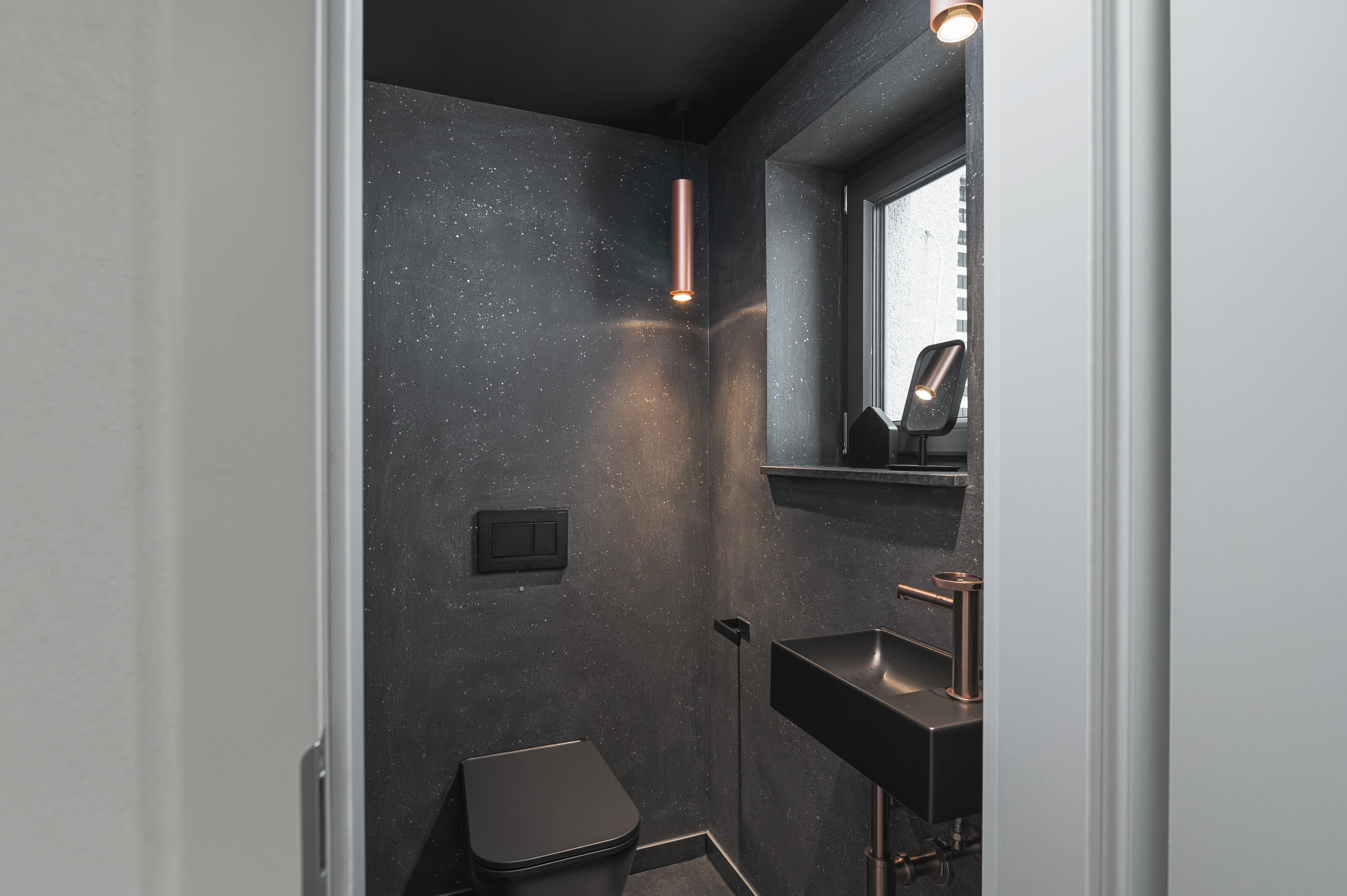 Gäste WC in Schwarz gestaltet WoW Effekt Spachteltechnik