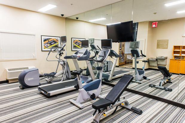 Images Candlewood Suites Virginia Beach Town Center by IHG