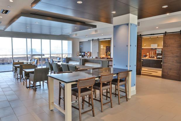 Images Holiday Inn Express & Suites Nashville Metrocenter Downtown by IHG