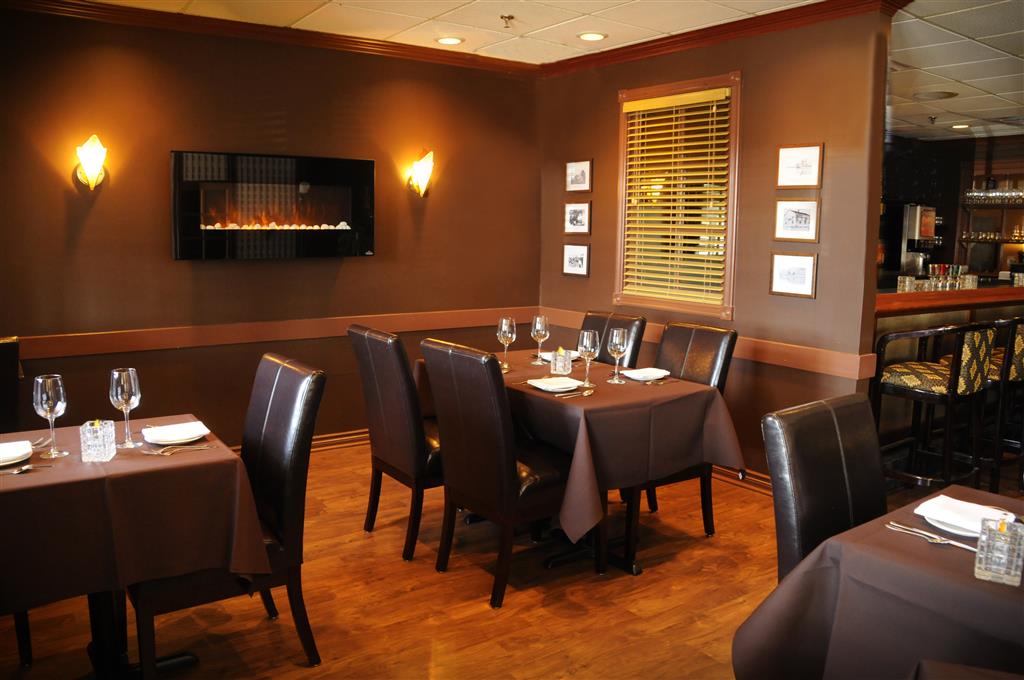 Best Western Voyageur Place Hotel in Newmarket: The Buttery Restaurant - Lounge area