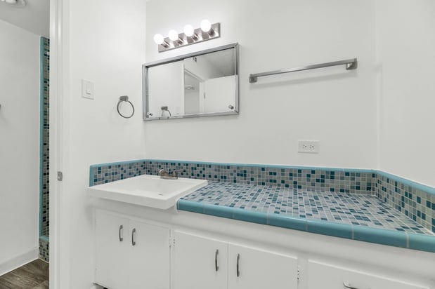 Images The Phoenix Apartments on 6th Avenue