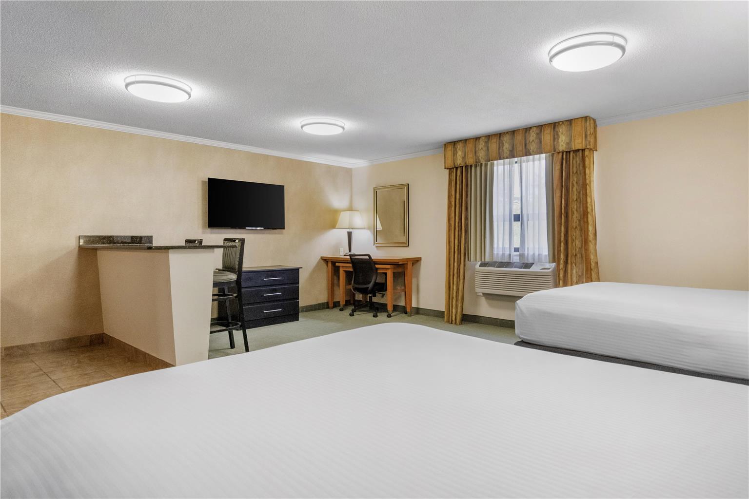 Two Queen Suite - Wet Bar