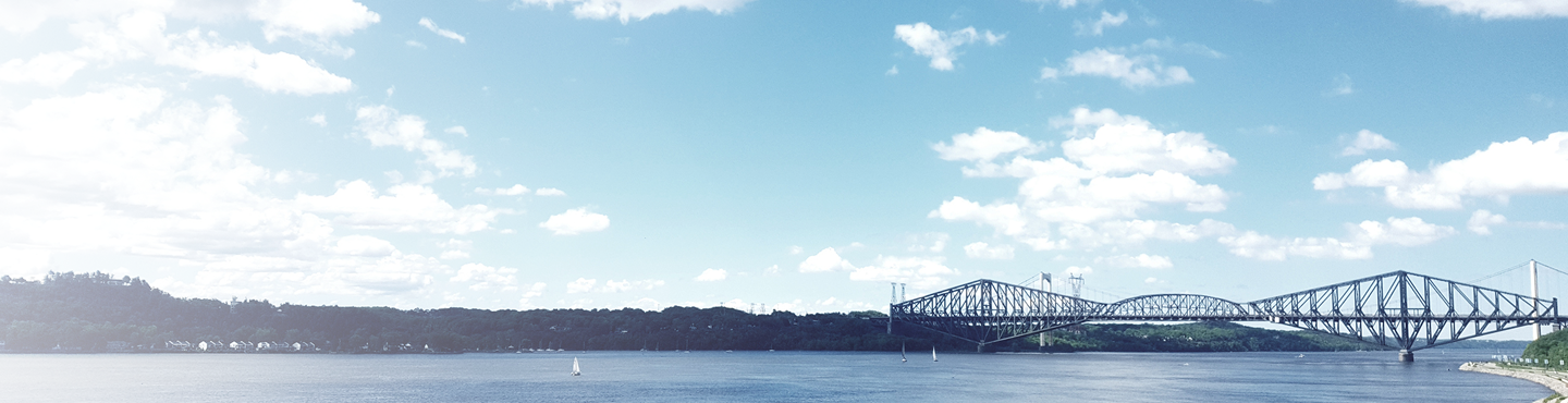 Le pont de Québec sous un magnifique ciel nuageux.