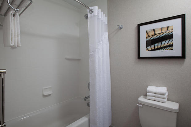 Images Holiday Inn Cleveland Clinic by IHG