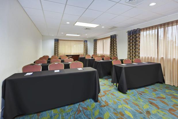 Images Candlewood Suites Grand Rapids Airport by IHG