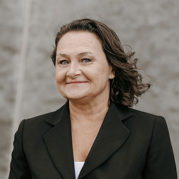 Pamela Spry headshot.