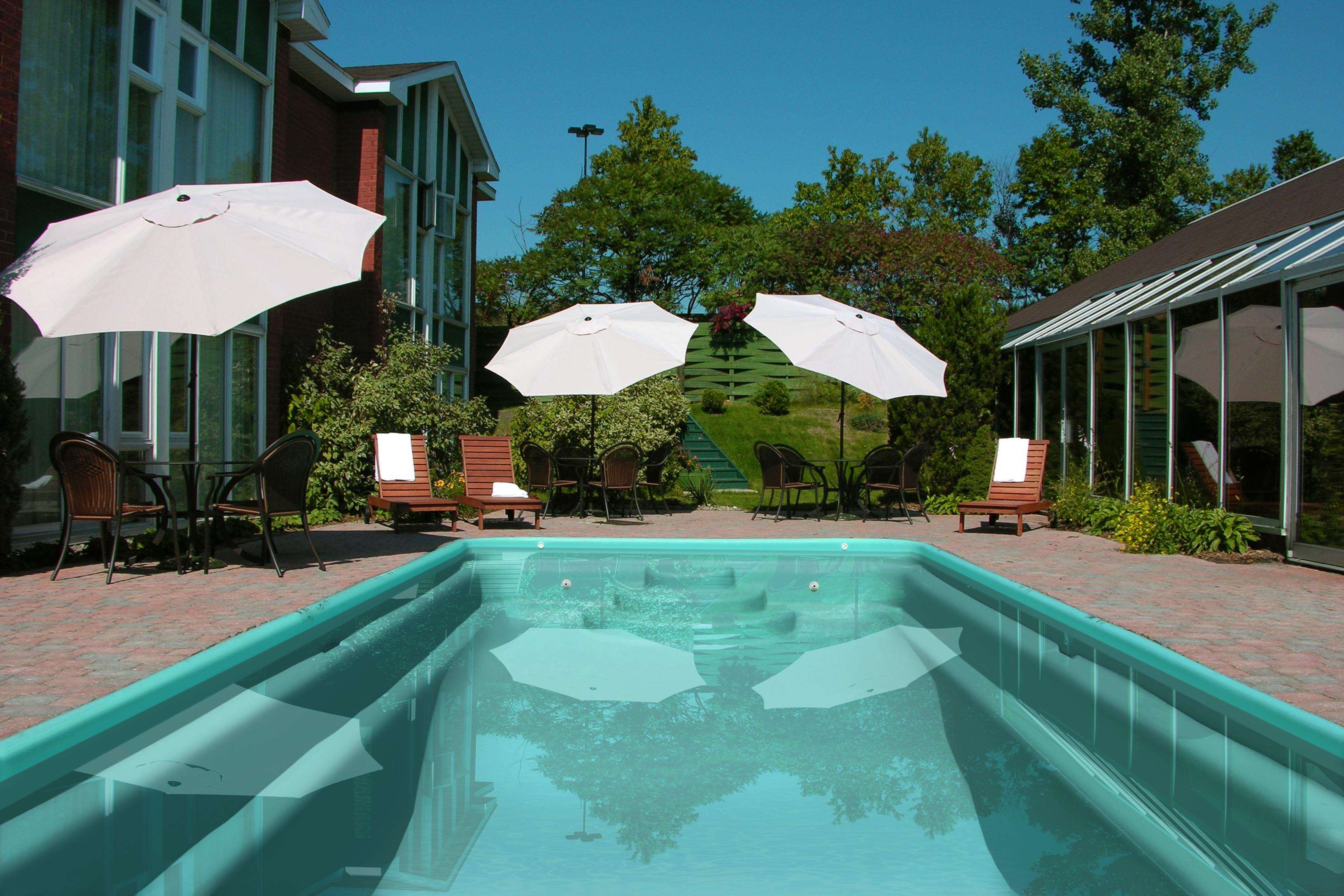 Outdoor pool Best Western Hotel St. Jerome Saint-Jerome (450)438-1155
