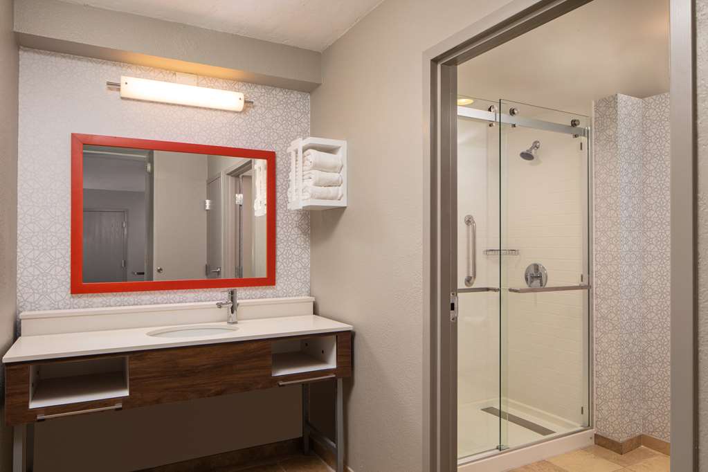 Guest room bath Hampton Inn & Suites El Paso-Airport El Paso (915)771-6644