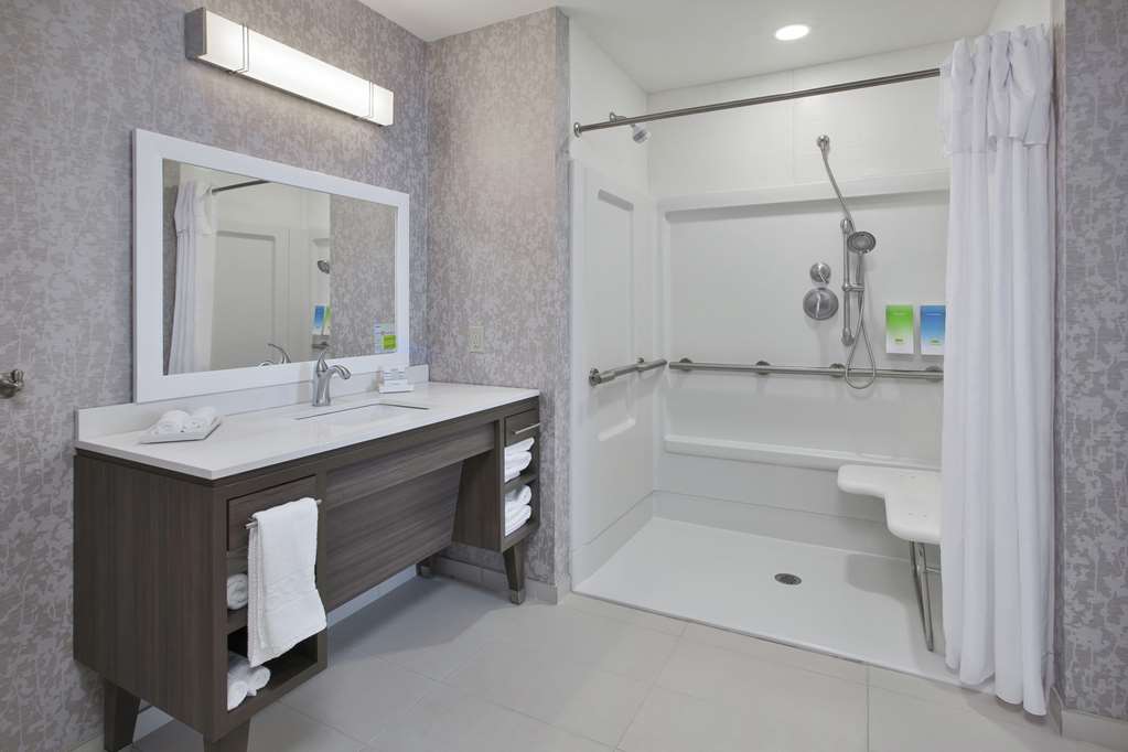Guest room bath