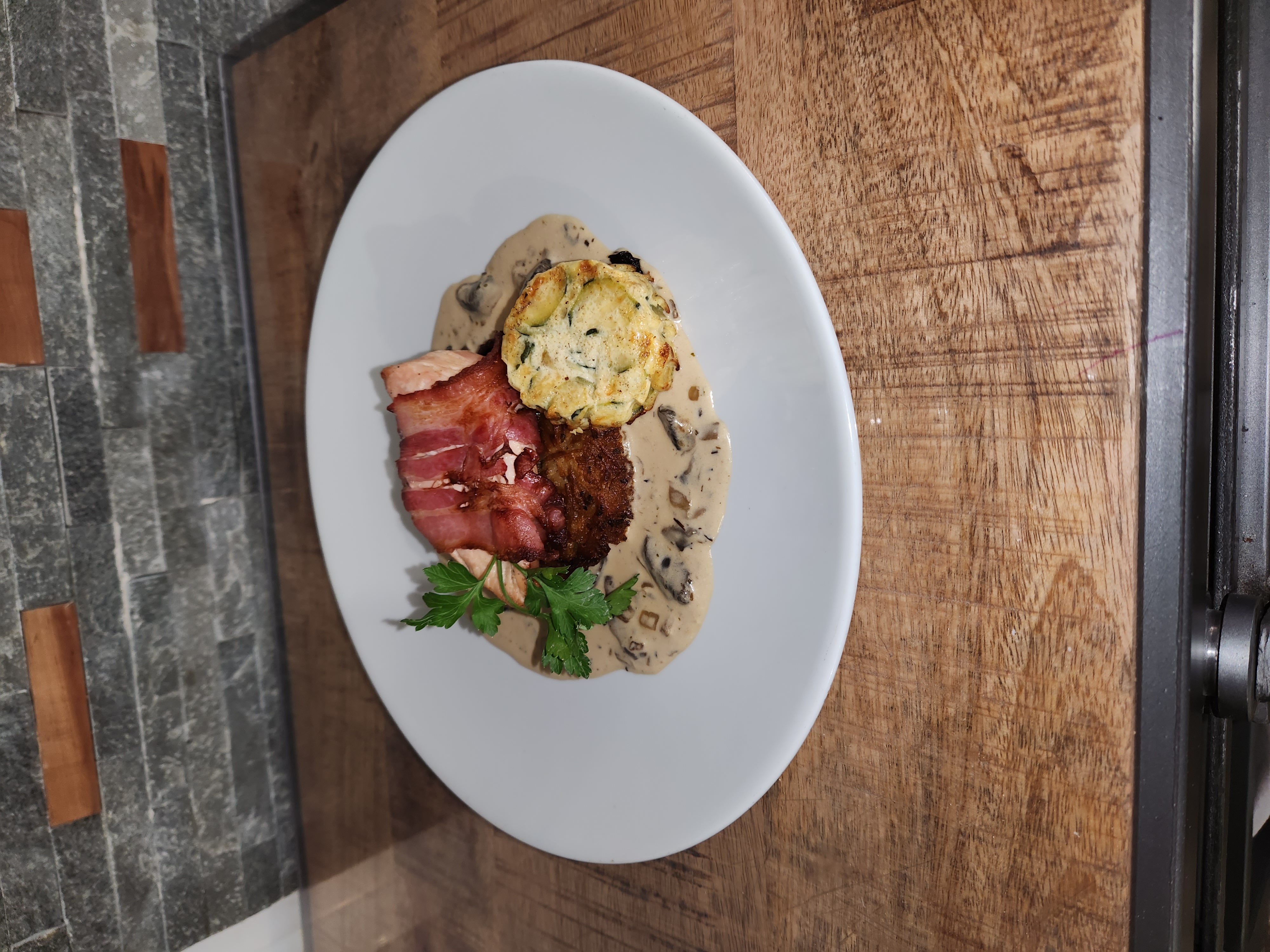 Suprême de volaille en chemise de lard, crème de champignons. Suprême de volaille en chemise de lard, crème de champignons.